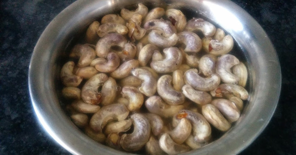 ओले काजू - cashew nuts that are wet, fresh, or unroasted
